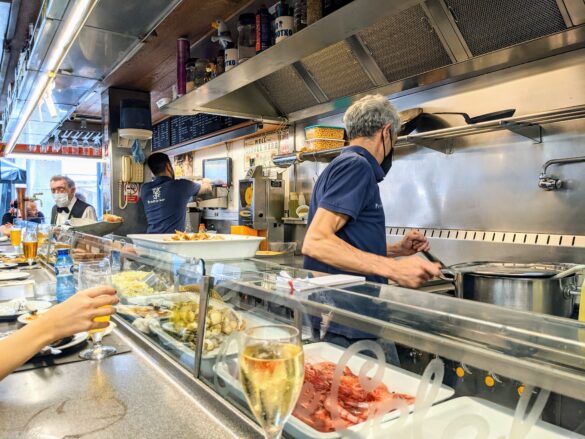 バルの様子、その場で食材を調理し提供してくれる