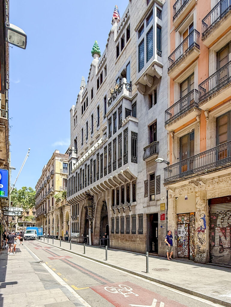 alacio Guell 外観