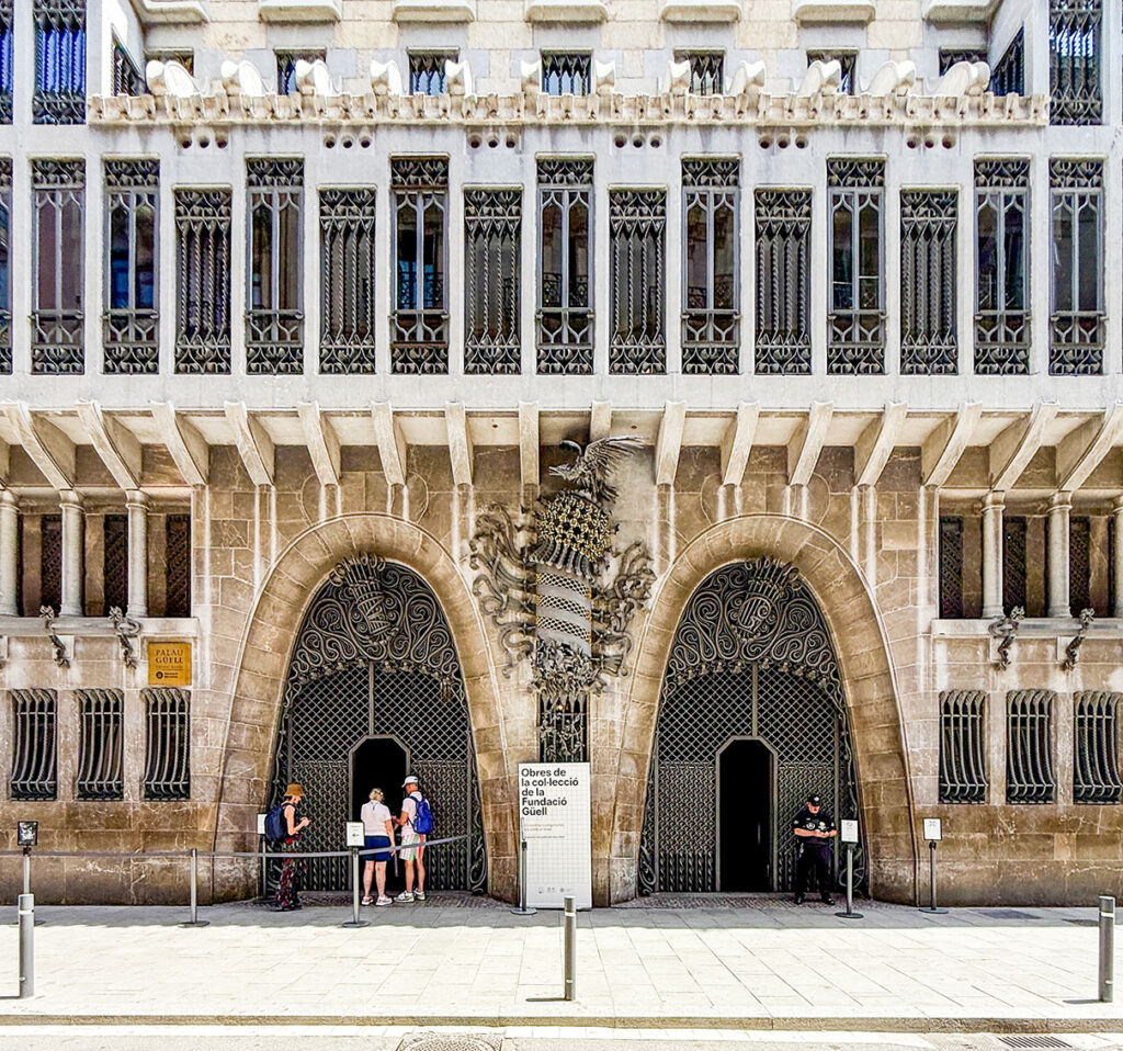 Palacio-Guell 外観 入口