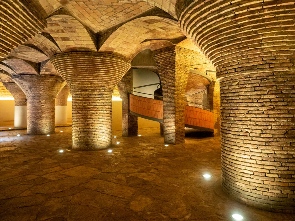 Palacio-Guell_B1_駐車場